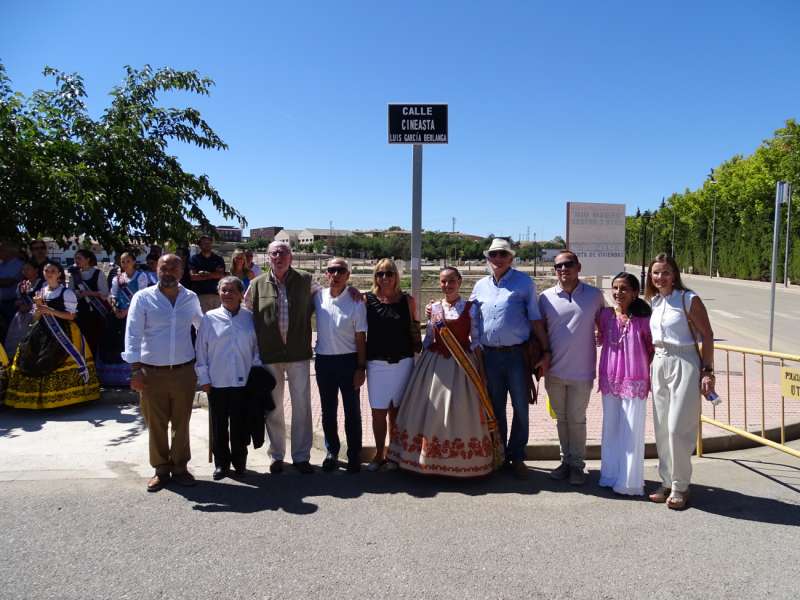Familiares de Berlanga, representantes municipales y Joselito (2º izq) en la inauguración de la calle. Imagen compartida por el Ayuntamiento de Utiel.
