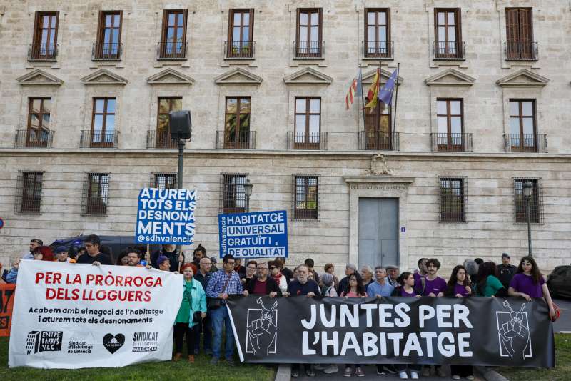 Decenas de personas se han concentrado este martes frente a la Delegaci�n del Gobierno de Valencia. EFEAna Escobar