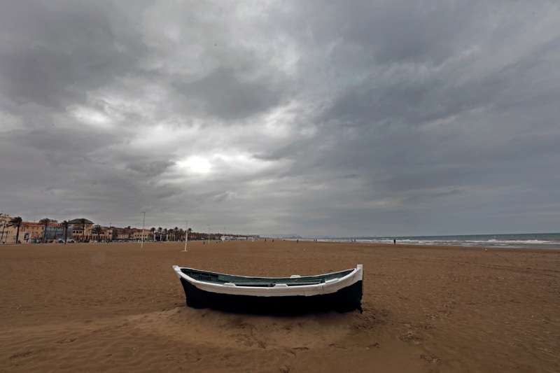 DÃ­a de tormentas en la playa de la Malvarrosa de Valencia. /EFE