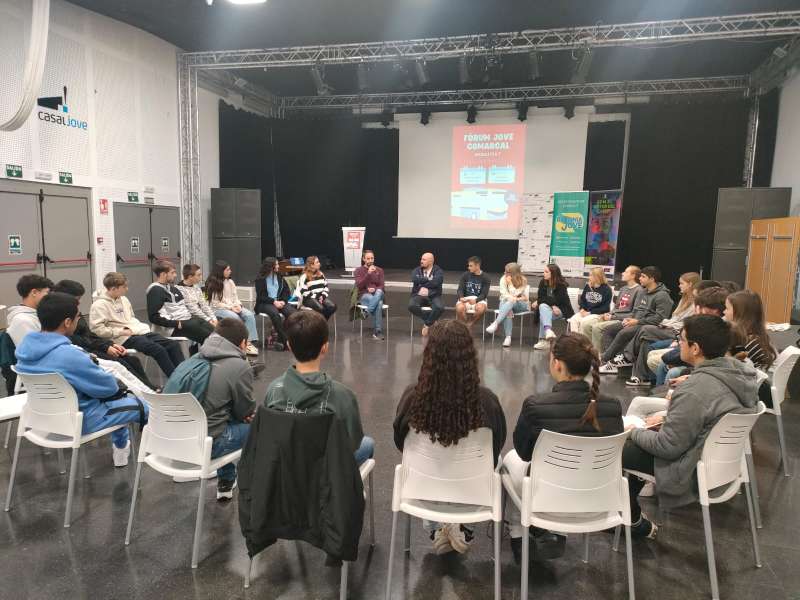 Representants de la joventut del Camp de Morvedre i autoritats comarcals, en el frum per a tractar la situaci del transport pblic en la zona.  EPDA