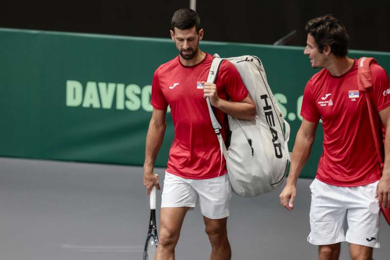 El jugador serbio y número uno del mundo, Novak Djokovic, acude a uno de los entrenamientos que está realizando estos días en València. EFE/ Ana Escobar
