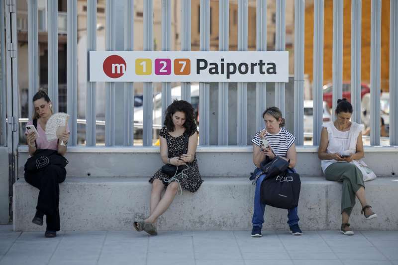 Varias personas aguardan en la estacin de Paiporta este viernes. EFEBiel Alio