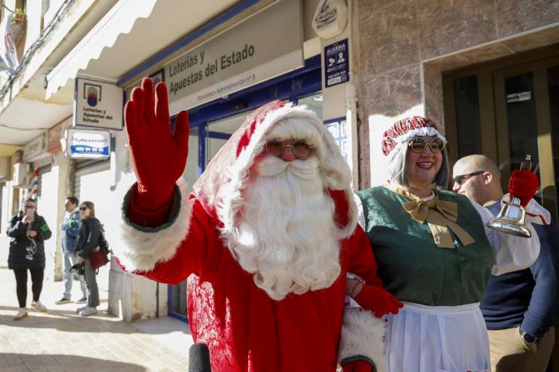 Una persona disfrazada de Pap Noel saluda ante la administracin nmero 5 de Catarroja, en la zona cero de la dana del 29 de octubre, que ha vendido una serie del quinto premio, el 11.840. EFEMiguel ngel Polo
