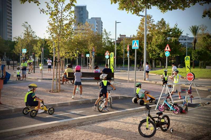 Los nios disfrutan del circuito. EPDA