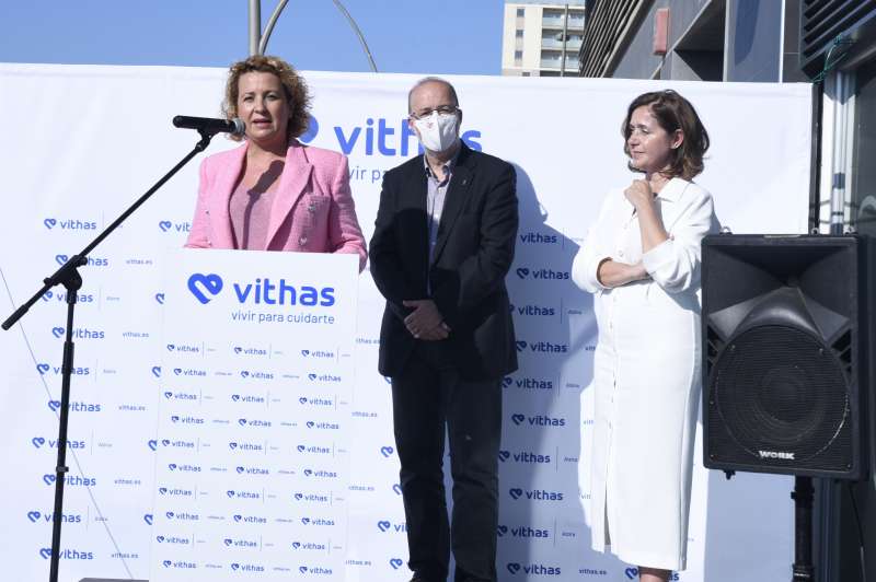 El alcalde de Alzira, Diego GÃ³mez, junto a Victoria VerdÃº, directora territorial de Vithas en el Ã¡rea mediterrÃ¡nea; y Yolanda Herrero, gerente del Hospital Vithas Aguas Vivas./EPDA