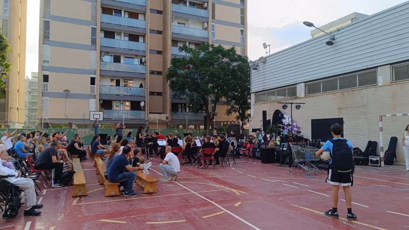 La fiesta se desarrollÃ³ en el patio del colegio./EPDA
