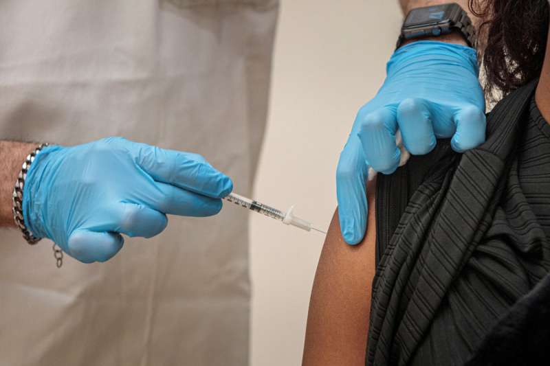 Un sanitario inyecta la vacuna para la covid-19. EFE/Biel AliÃ±o/Archivo
