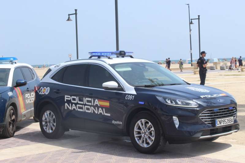 Una patrulla de la Polica Nacional rescat al obrero. EPDA
