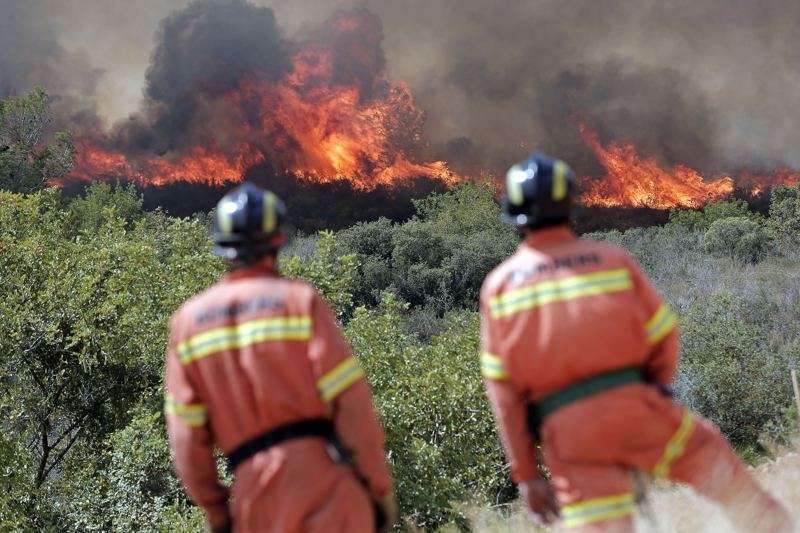 Bomberos observan el fuego  Foto: EPDA