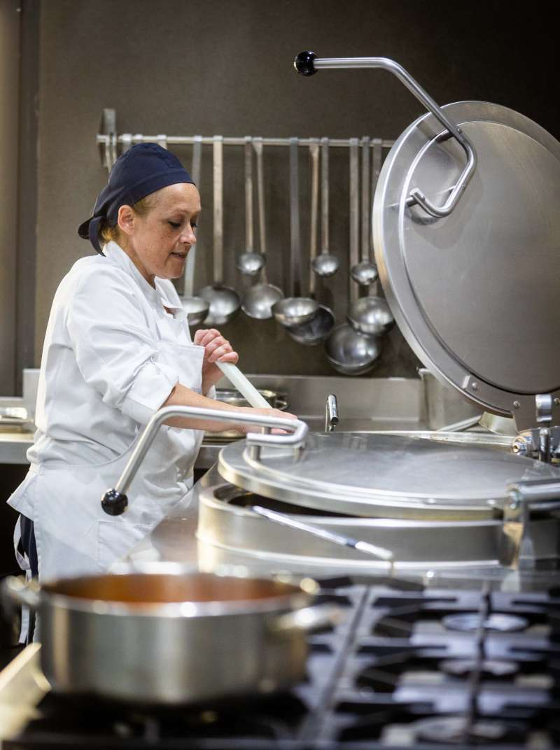 Foto de cocinera de la Casa Caridad EPDA