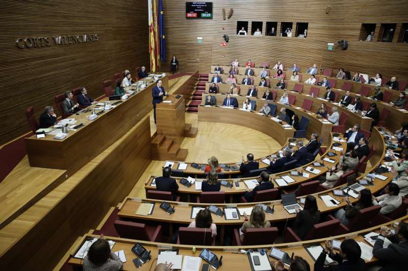 El president de la Generalitat, Juanfran Pérez Llorca, durante su intervención en la sesión de control parlamentario del pleno de Les Corts. EFE/Biel Aliño
