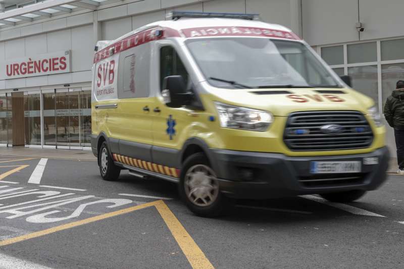 Una ambulancia junto a la puerta de un servicio de Urgencias en Valencia. EFE/ Manuel Bruque/Archivo
