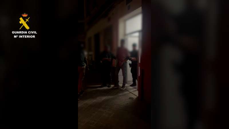 Los agentes detienen al sospechoso. GC