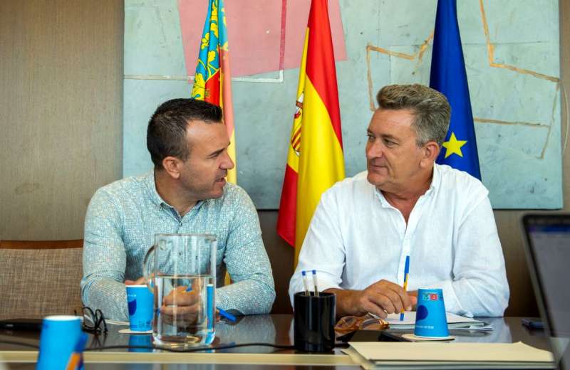 El president de la corporaci provincial, Vicent Momp, es reunix amb el conseller de Medi Ambient, Vicente Martnez Mus.  EPDA