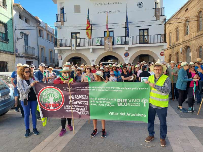 Inicio de la marcha en la Plaza del Ayuntamiento de Villar del Arzobispo. EPDA