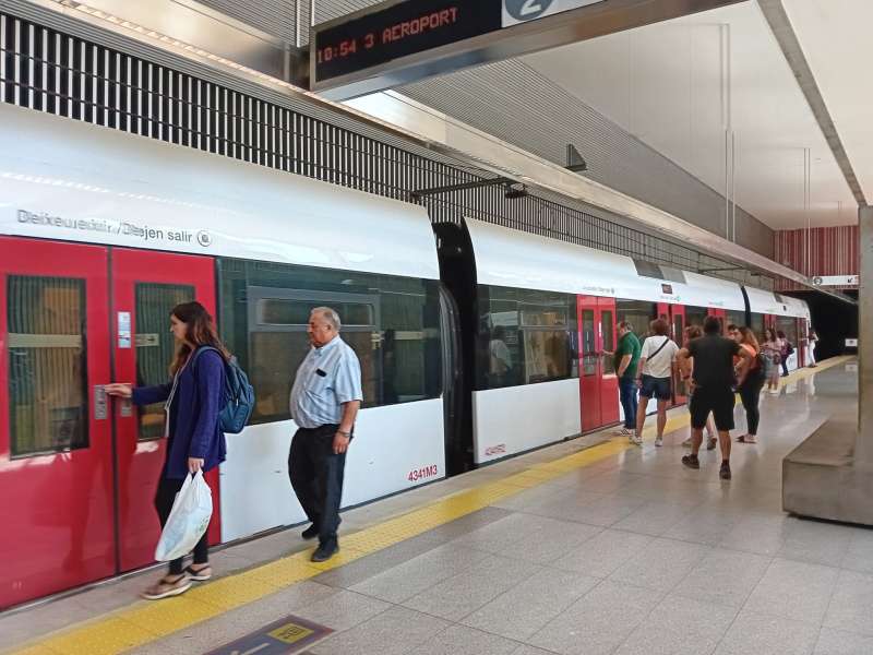 Los viajeros suben al metro en Valencia. EPDA