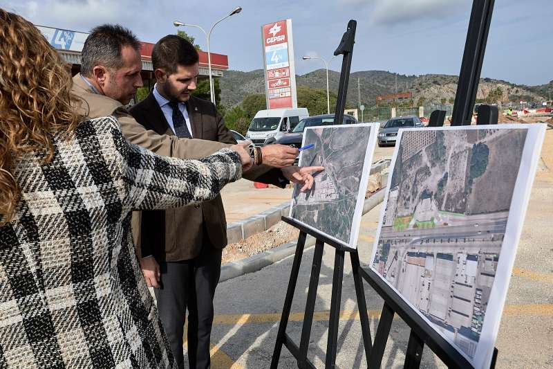 Lalcalde de Gandia, Jos Manuel Prieto, acompanyat de la coordinadora general dUrbanisme, Maite Alonso; tcnics municipals, i responsables de lempresa encarregada de les obres EPDA