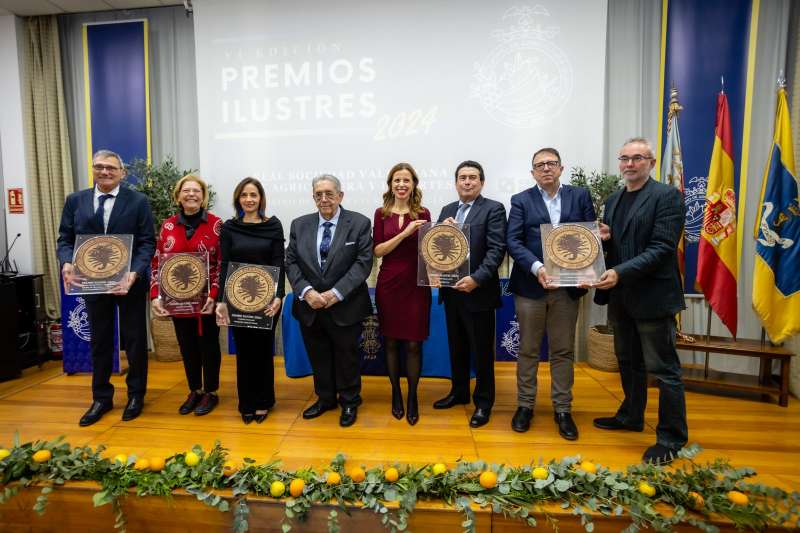 Los premiados junto al presidente del Casino. EPDA