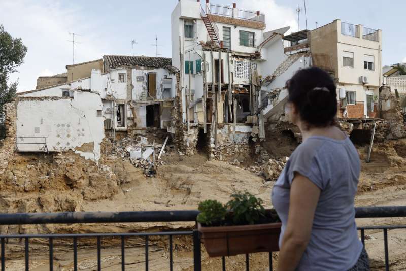 Una mujer observa varias casas daadas en Chiva tras la dana este jueves. EFEKai Frsterling
