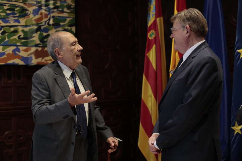 El president de la Generalitat, Ximo Puig, recibe en audiencia al mÃ©dico jubilado Carlos SanjuÃ¡n, artÃ­fice de la campaÃ±a 