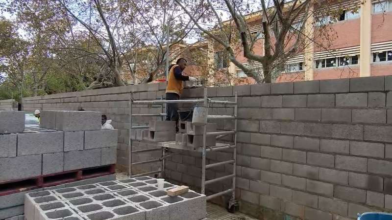 Construccin de un muro en el colegio Coln de Benetsser. EPDA