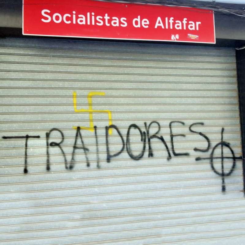 Las pintadas en la persiana de la sede socialista de Alfafar. EPDA