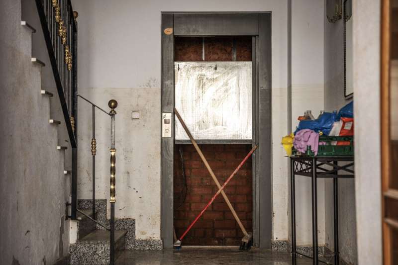 Dos cepillos cruzados se�alizan el hueco de un ascensor averiado por la inundaci�n en Paiporta en una imagen de archivo. EFEBiel Ali�oArchivo
