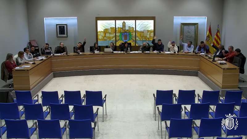 Votaci� a favor de la prohibici� del burca als espais p�blics durant un plenari a Carlet.  EPDA