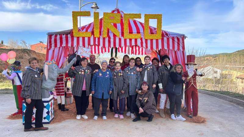 ?Bienvenidos al circo?, la falla hecha a mano por la Asociaci�n de Mujeres de Torrebaja. EPDA