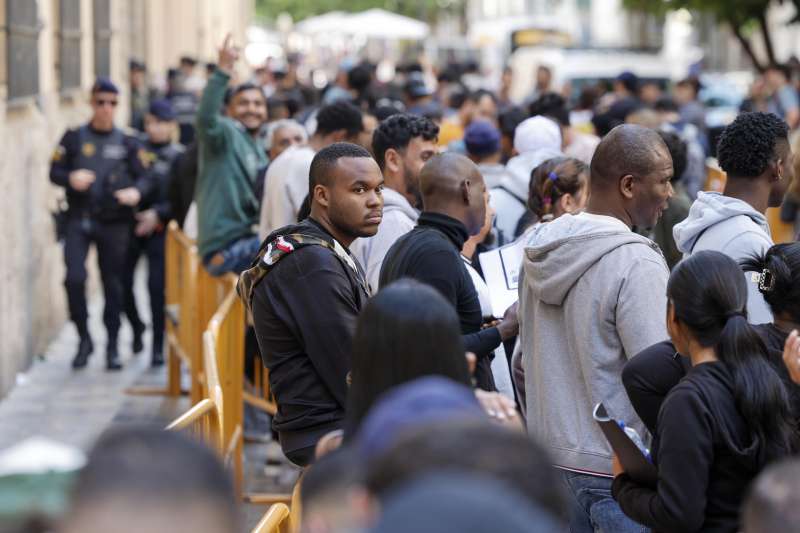 Vista general en el Ayuntamiento de Valencia de la cola de inmigrantes que quieran acogerse al proceso de regularizaci�n. EFEManuel Bruque
