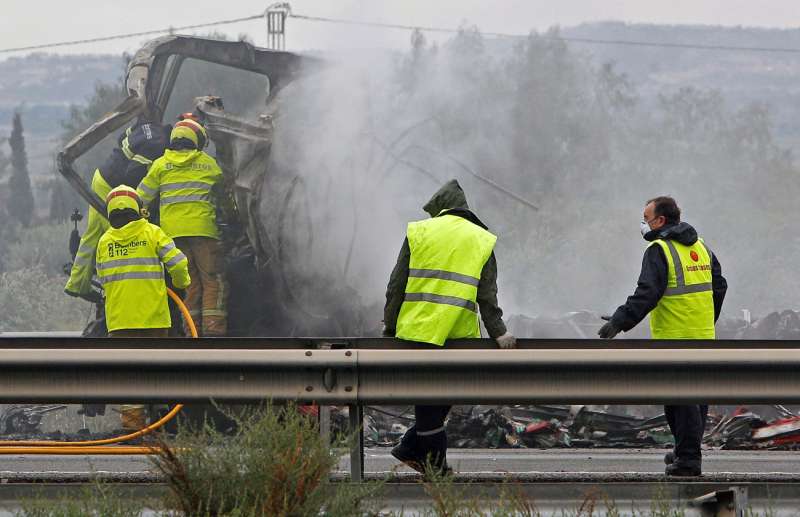 Imagen de archivo de los trabajos de emergencia ante el incendio de un camión en una carretera de la Comunitat Valenciana. EFE/MORELL
