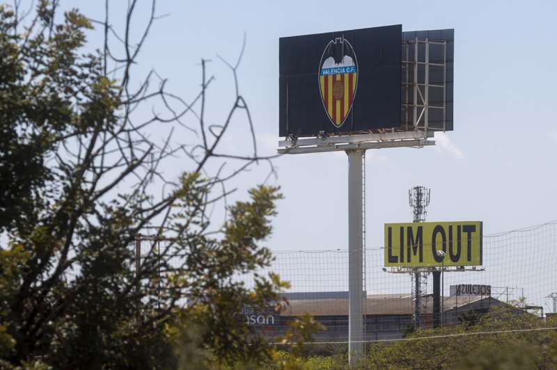 Una de las grandes vallas publicitarias próximas a la ciudad deportiva del Valencia en Paterna luce con un cartel amarillo con letras negras en las que se lee el lema 