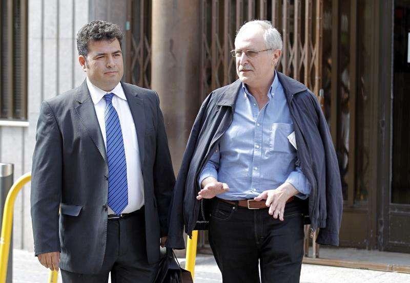 El exalcalde de Quartell, Francisco Huguet (d), junto a su abogado el día en que salió en libertad sin fianza del juzgado de Sagunt. EFE/Archivo
