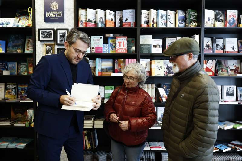 El exministro Máximo Huerta inaugura su librería en Buñol (Valencia): 