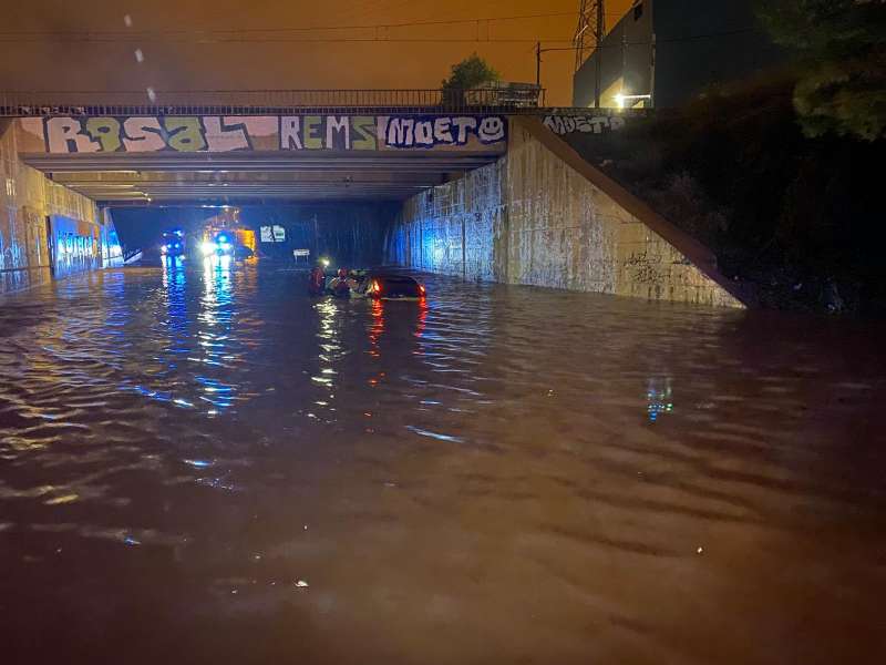 Un coche atrapado en el Scalextric (Port de Sagunt) durante el temporal Alice de finales de septiembre.  EPDA