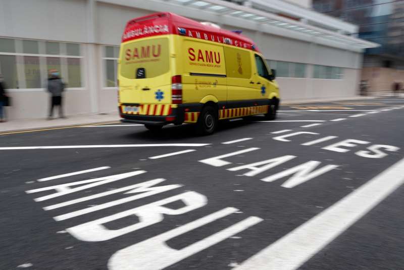 En la imagen, una ambulancia, a su llegada al Hospital Clnico.EFEKai Frsterling
