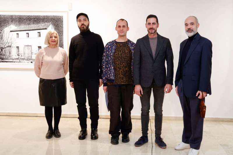 El acalde Carlos F. Bielsa, junto a los artistas ganadores, la concejala de Cultura y el comisario de la Bienal.  EPDA 