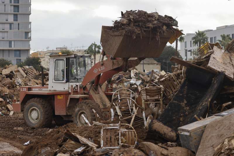 Una mquina excavadora trabaja en las labores de desescombro en la pedana valenciana de La Torre tras la dana. EFEAna Escobar Archivo
