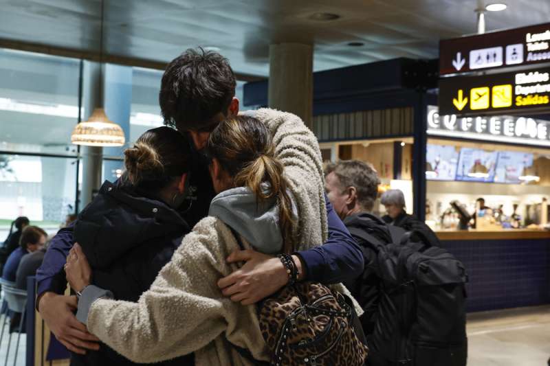 Llegada al aeropuerto de Manises del equipo j�nior del Valencia Basket tras permanecer cuatro d�as atrapados en Abu Dabi por el ataque de Israel y Estados Unidos a Ir�n. EFEManuel Bruque
