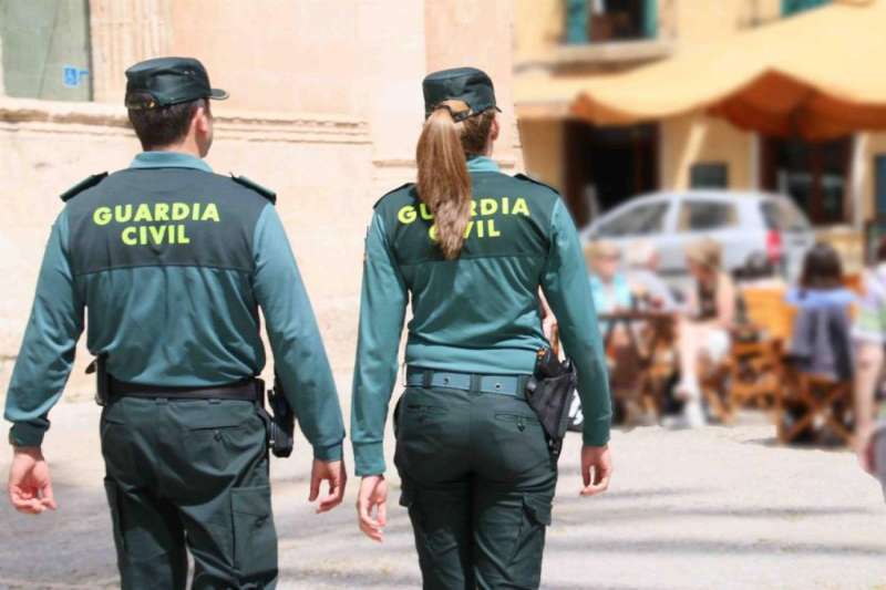 Imagen de archivo de dos agentes de la Guardia Civil  Foto: EPDA