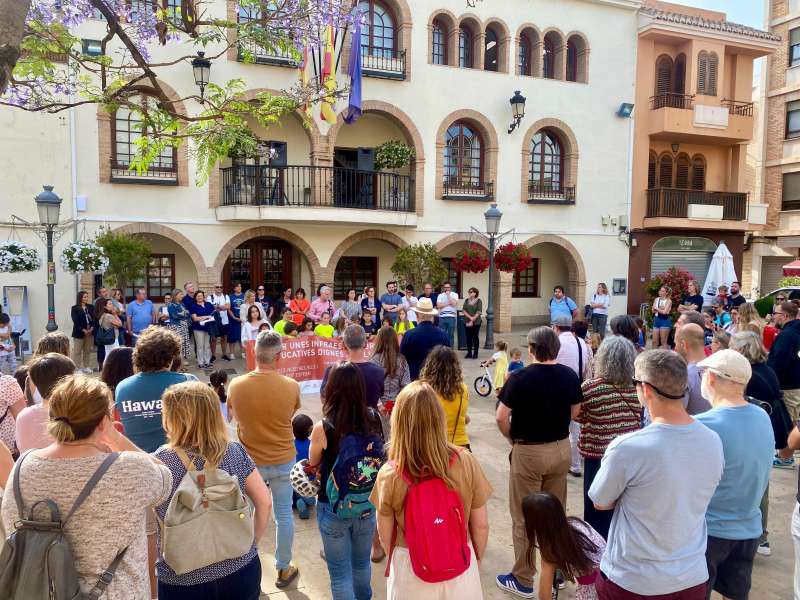 Concentraci a les portes de lajuntament de lEliana. EPDA