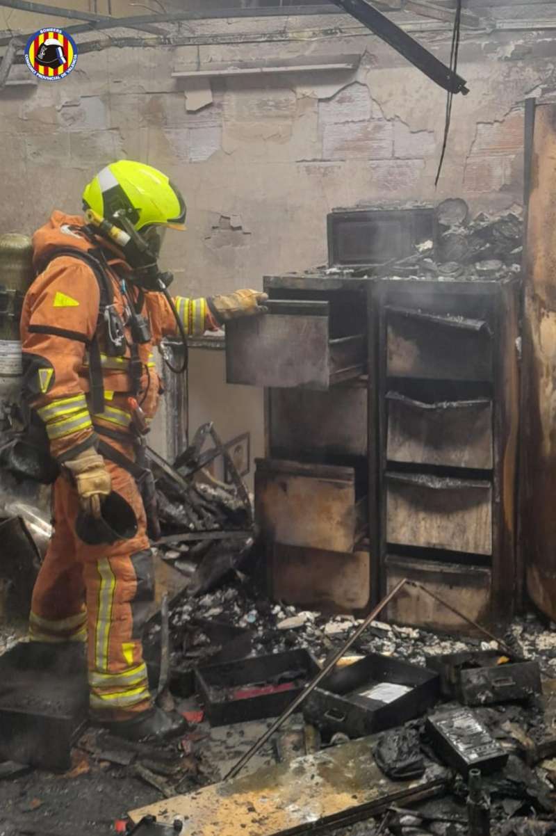 Imagen de uno de los incendios en los que ha intervenido este fin de semana el Consorcio Provincial de Bomberos de Valencia. EFE