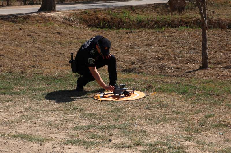 Un agent amb un dron per a reforar la vigilncia. EPDA