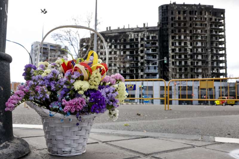 Varios ramos de flores recuerdan a las vctimas del incendio de un edificio en el barrio de Campanar de Valncia. EFEAna EscobarArchivo
