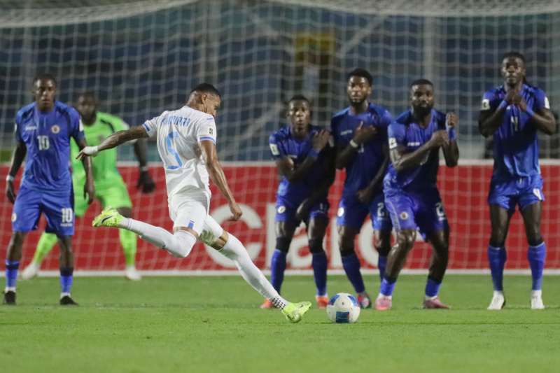 El centrocampista del Levante Kervin Arriaga en un partido con la seleccin de Honduras patea un tiro libre en un partido por las eliminatorias de la Concacaf al Mundial de 2026 entre Honduras y Haiti en el Estadio Nacional, en Tegucigalpa (Honduras). EFE Archivo
