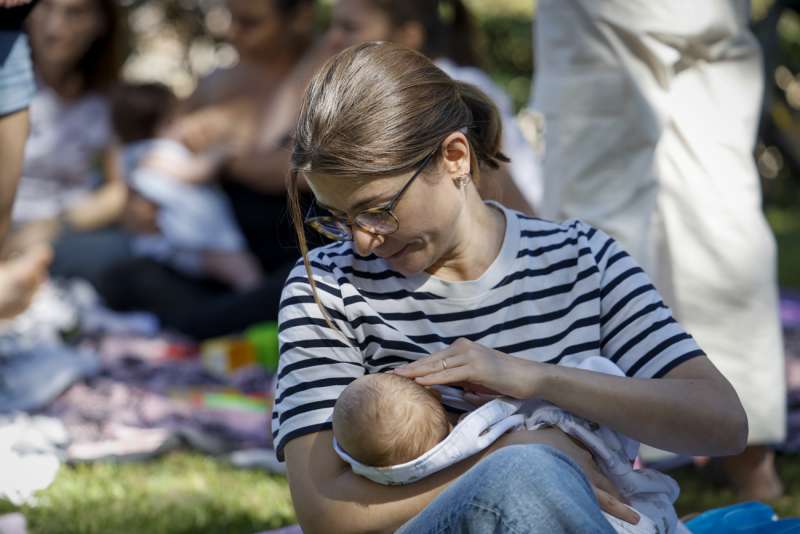 Una joven amamanta a su beb este viernes durante los talleres de lactancia materna organizados por el Departamento de Salud Clnico-Malvarrosa con motivo de la Semana Mundial de la Lactancia Materna. EFEKai Frsterling
