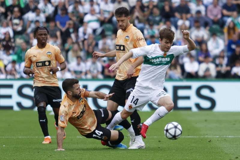 El jugador del Elche Aleix Febas y el jugador del Valencia Jos� Gay�, durante el partido de la jornada 31 de LaLiga EA Sports, en el estadio Mart�nez Valero en Elche.  EFE (Pablo Miranzo)
