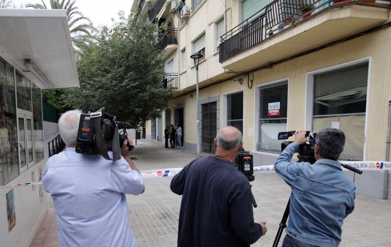 Varios periodistas toman imágenes de la vivienda donde tuvo lugar el suceso. EFE/Natxo Francés/Archivo
