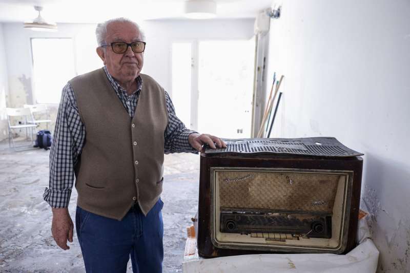 Vicente Tarazona tiene 82 aos, aprendi a montar radios siendo un adolescente y, tras jubilarse, retom una coleccin que ahora tena ya 200 aparatos. EFE Kai Frsterling
