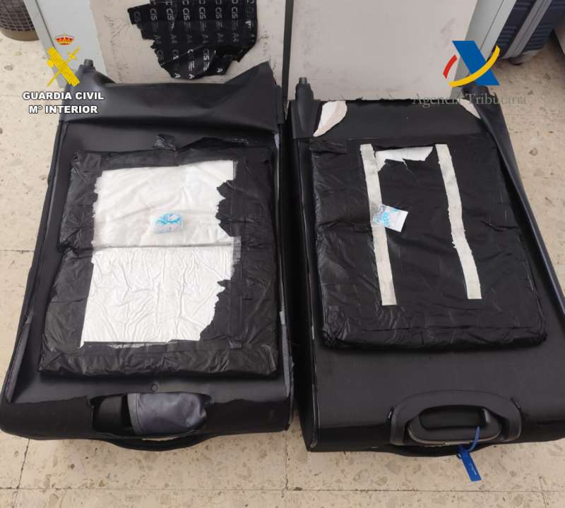 Maleta con la droga intervenida.
